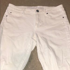 WHITE DISTRESSED JEANS